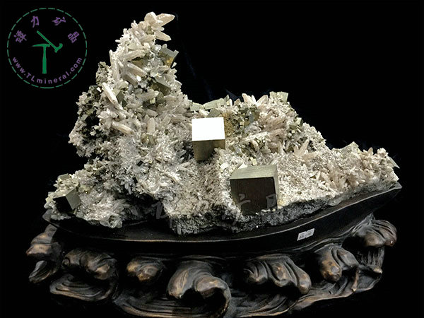 黃鐵礦+水晶（日本律雙晶），43x34x22cm-湖北大冶