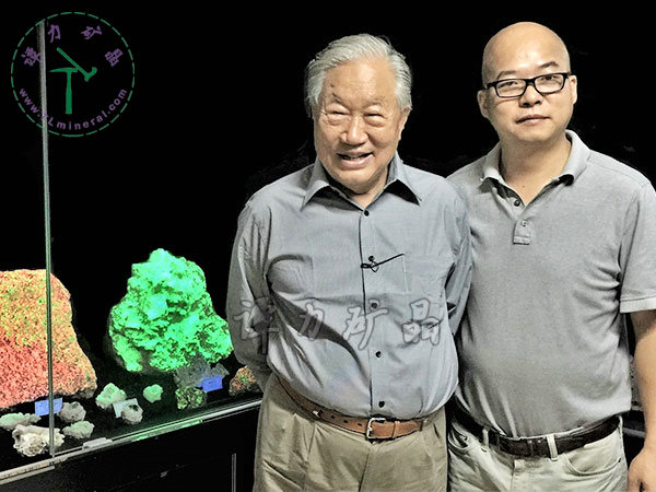 原地礦部部長(zhǎng)宋瑞祥（左）視察譚力的熒光礦物展廳。