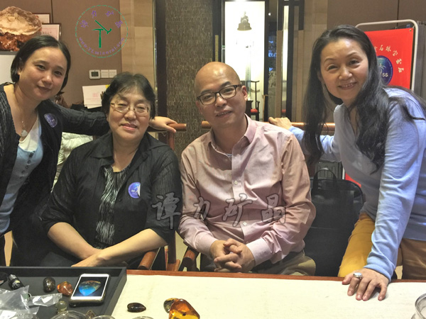 右起：中國(guó)古生物化石保護(hù)基金會(huì)創(chuàng)辦人單華春，譚力，琥珀收藏大家高閣（艾青之女）和她的助手。