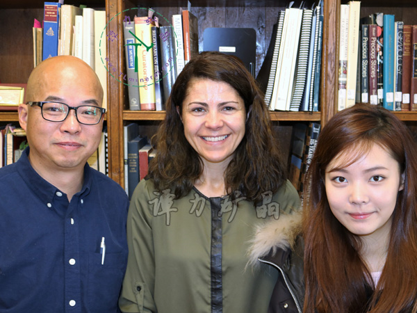 哈佛大學(xué)礦物博物館館長(zhǎng)（中）Raquel-Alonso-Perez拉奎爾·阿隆索·佩雷斯，譚力（左），譚格格（右）