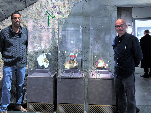 華盛頓國(guó)家自然史博物館Michael-A-Wise邁克爾·懷斯博士（左）向譚力介紹他尋獲的極品碧璽標(biāo)本。