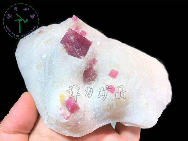 尖晶石+大理巖，越南14x12x7,主晶體：2.4x2.4cm