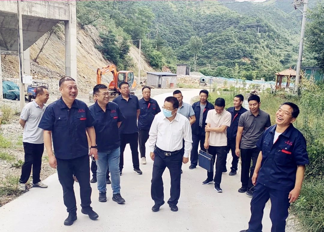 盧氏縣領(lǐng)導(dǎo)深入包聯(lián)企業(yè)中科礦業(yè)實(shí)地調(diào)研